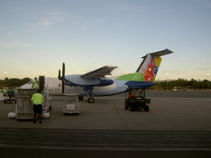 Dash 8:an vi flög till Moloka'i. Med ukuleles på såklart!